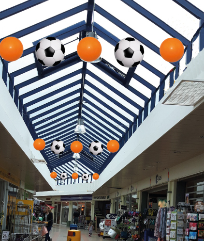 Winkelcentrum gedecoreert met voetbal versiering en decoratie