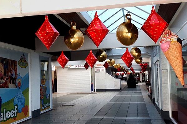 Winkel decoratie Grote kerstbal goud en prisma rood